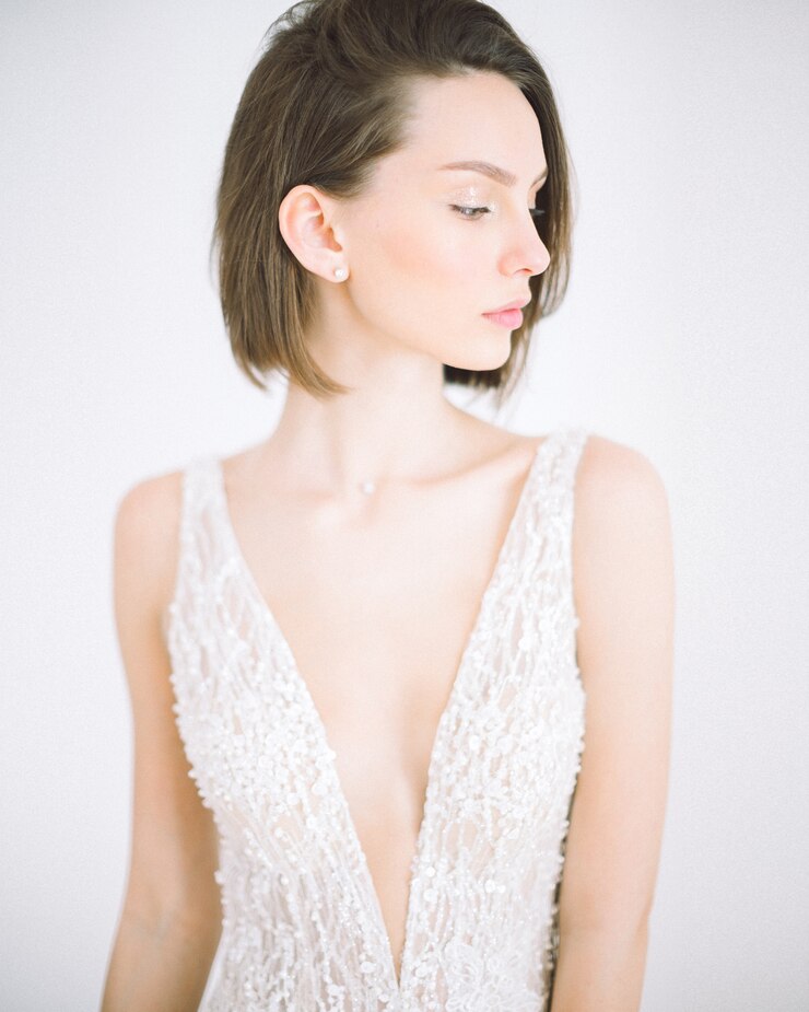 low-cut V-neck evening gown1